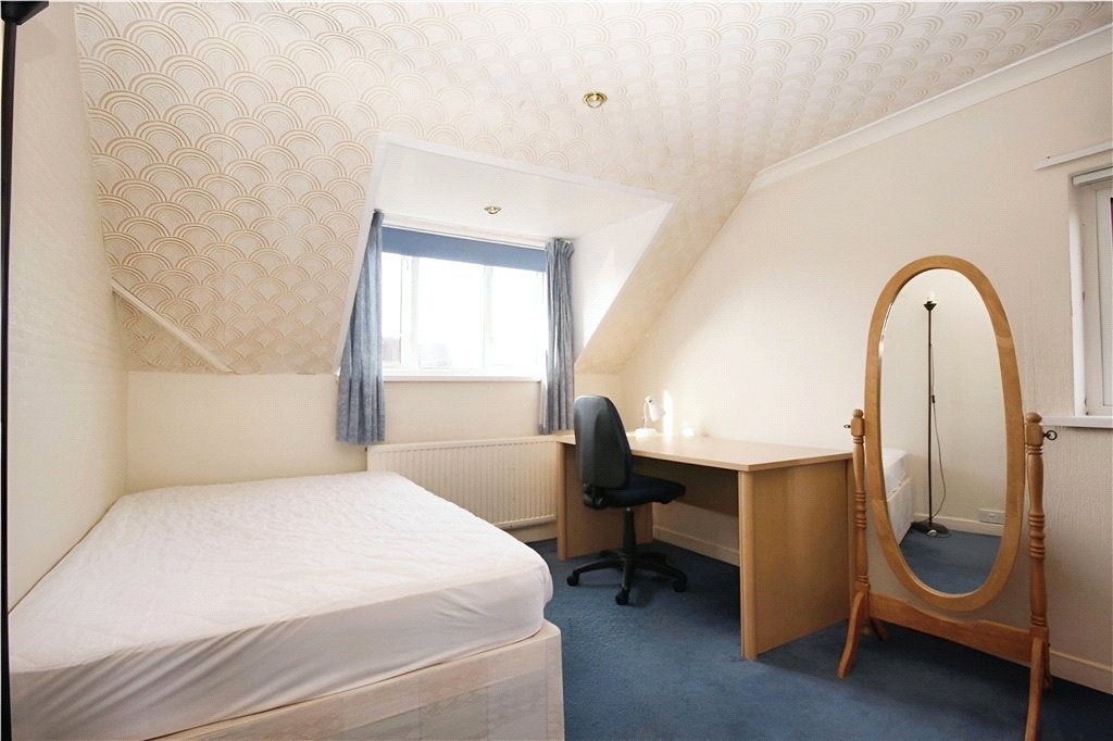 Flat Broomfield in Guildford