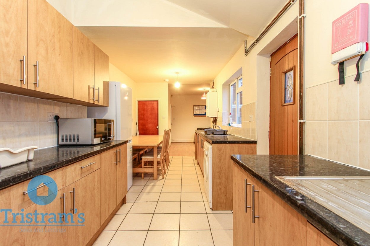 Room Sandfield Road in Nottingham