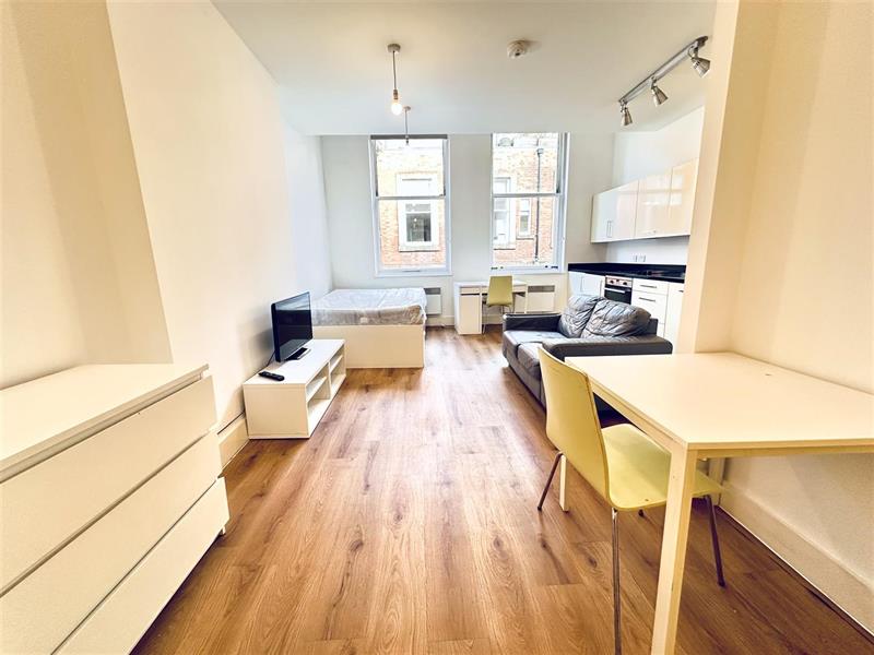 Flat Bexley Square in Salford