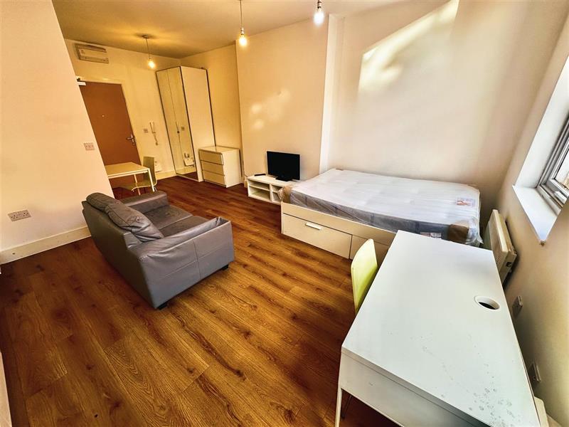 Flat Bexley Square in Salford