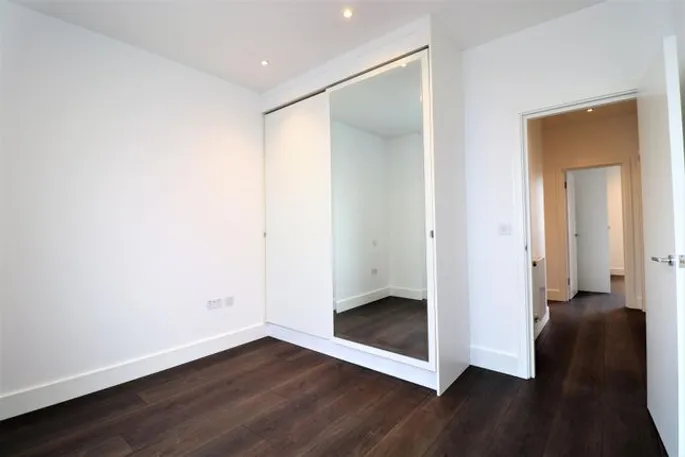 Flat Marlowes Shopping Precinct in Dacorum