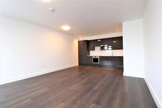 Flat Marlowes Shopping Precinct in Dacorum