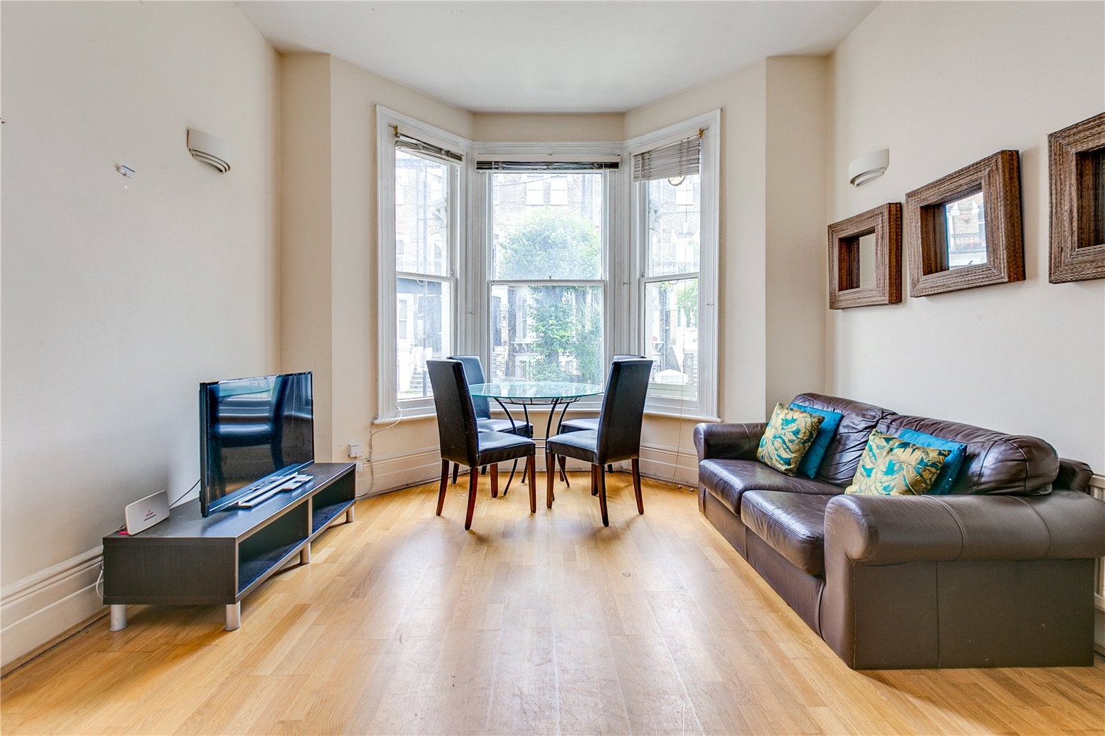 Flat Glazbury Road in Greater London