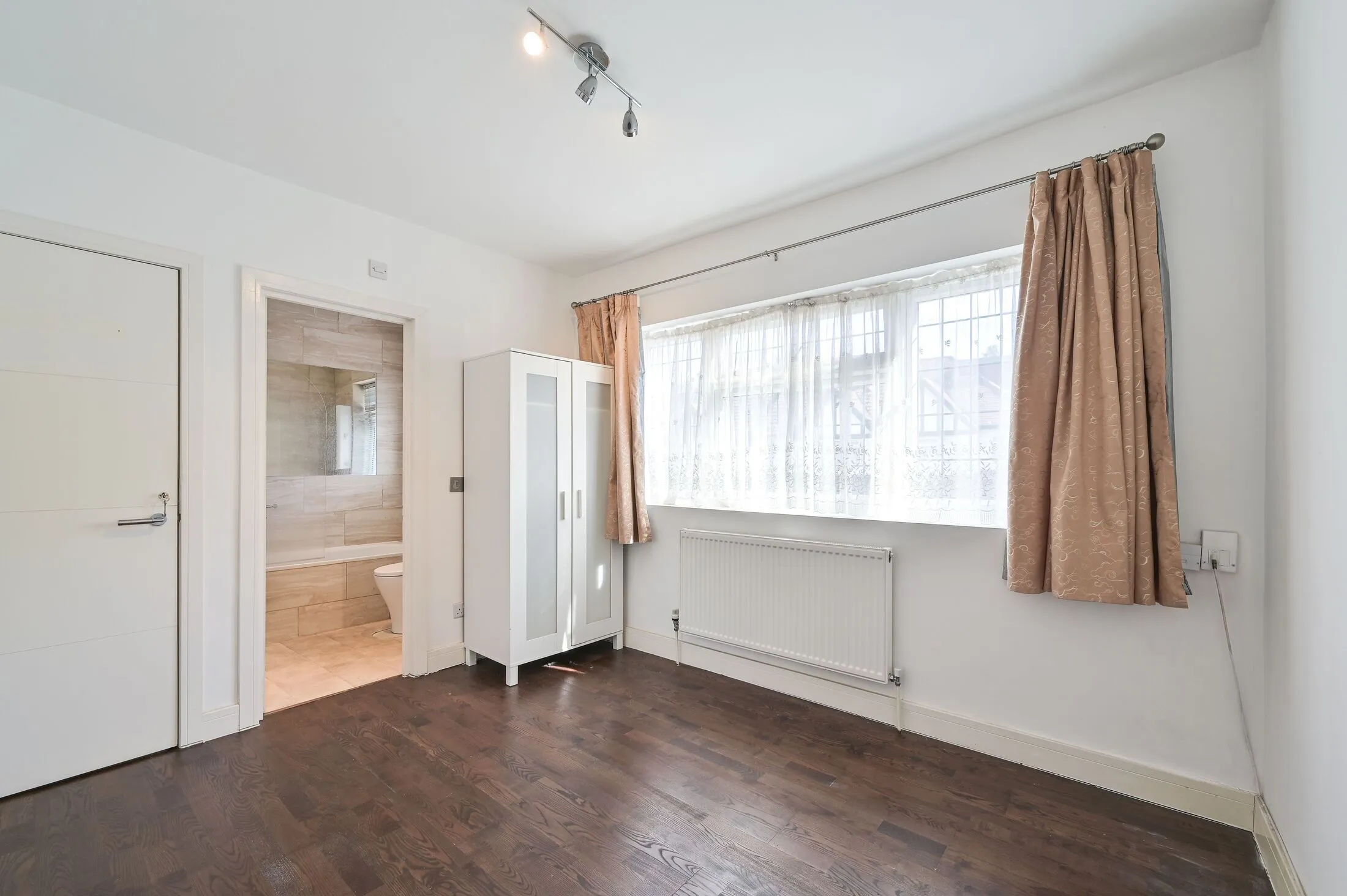 Flat Russell Road in Greater London