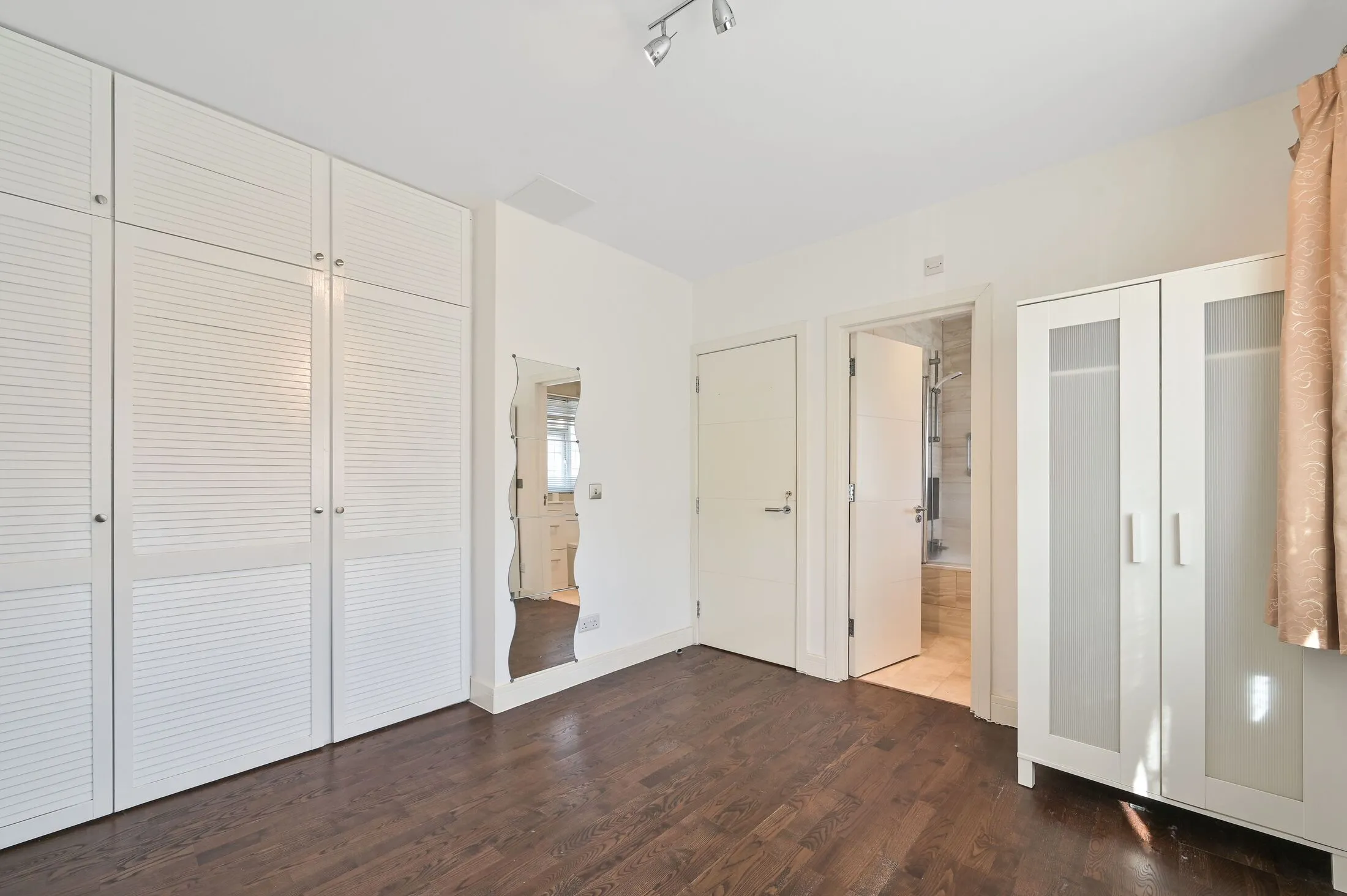 Flat Russell Road in Greater London