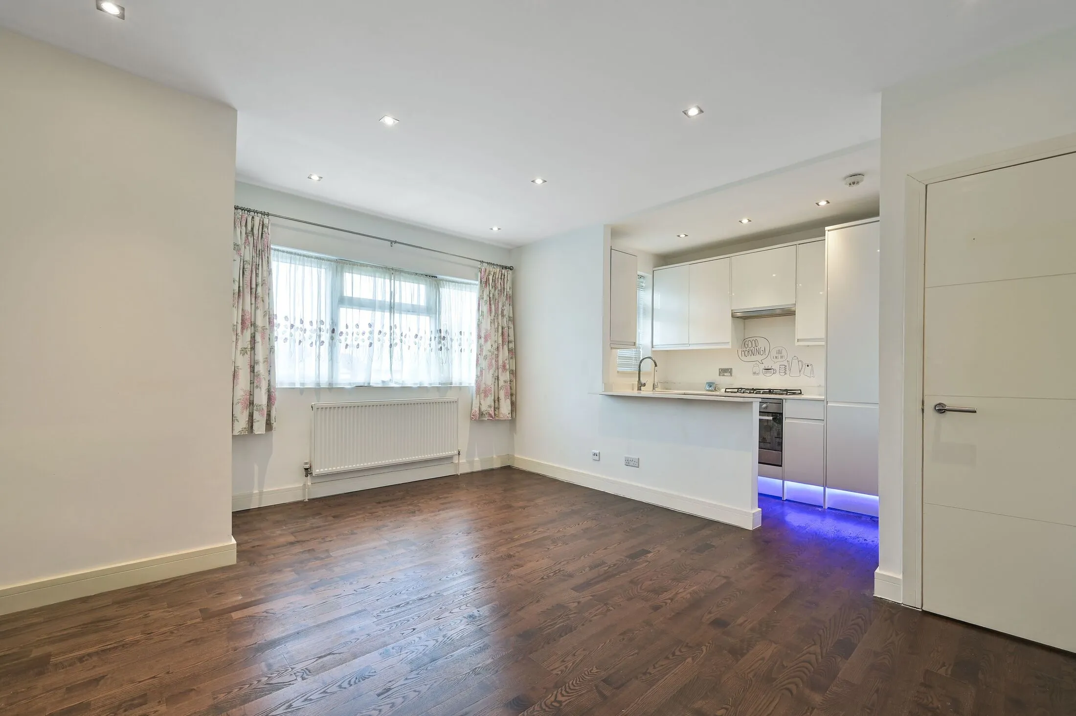 Flat Russell Road in Greater London