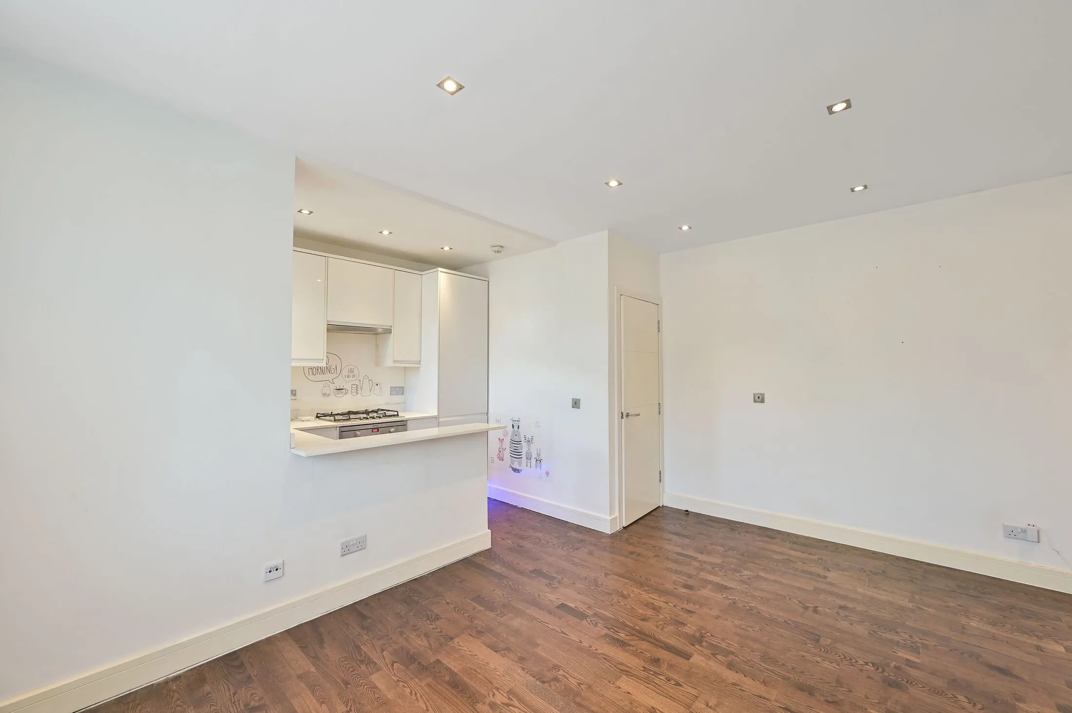 Flat Russell Road in Greater London
