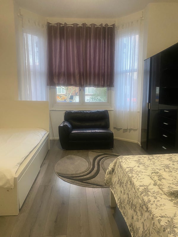 Room Chingford Mount Road in Greater London