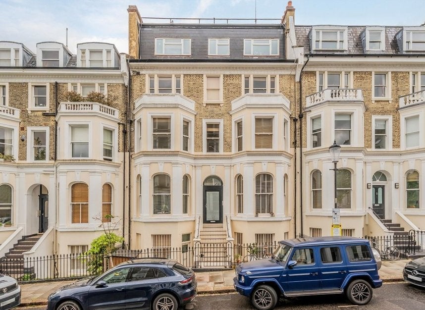 Flat Campden Hill Gardens in Greater London