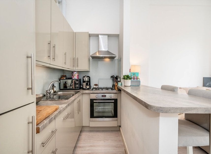 Flat Campden Hill Gardens in Greater London