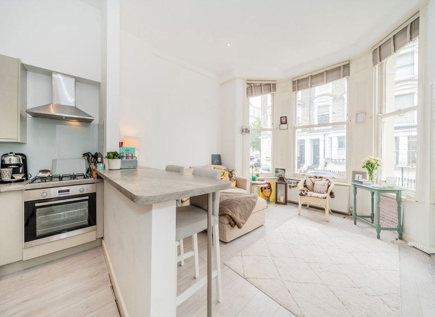 Flat Campden Hill Gardens in Greater London