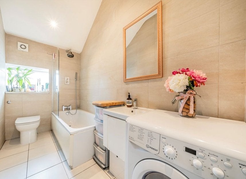 Flat Campden Hill Gardens in Greater London