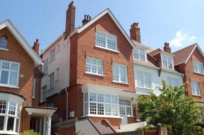 Flat Bracknell Gardens in Greater London