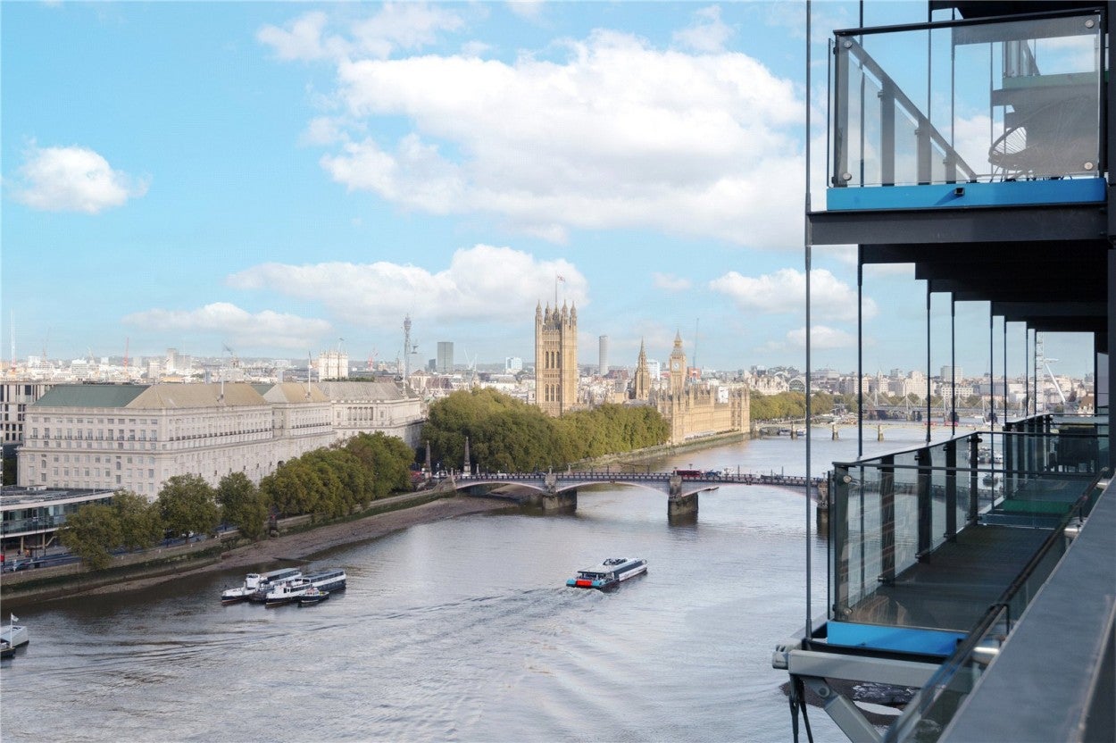 Flat Albert Embankment in Greater London