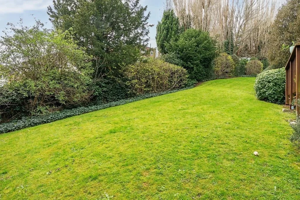 Flat Manor Way in Greater London