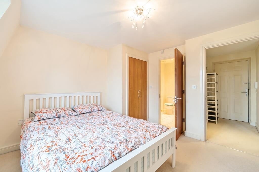 Flat Manor Way in Greater London