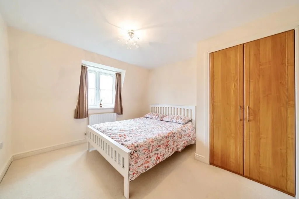Flat Manor Way in Greater London