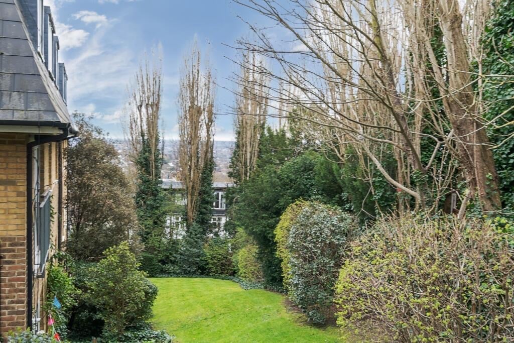 Flat Manor Way in Greater London