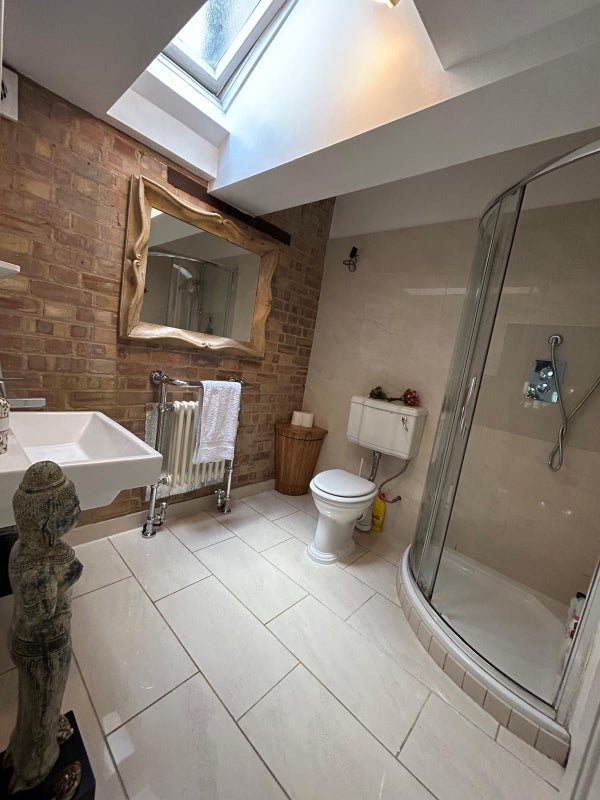 Room Combemartin Road in Greater London