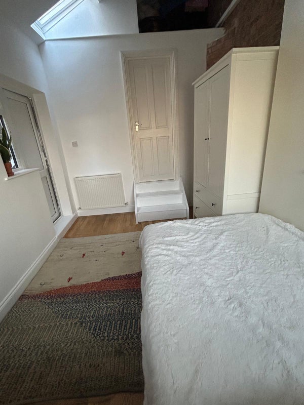 Room Combemartin Road in Greater London