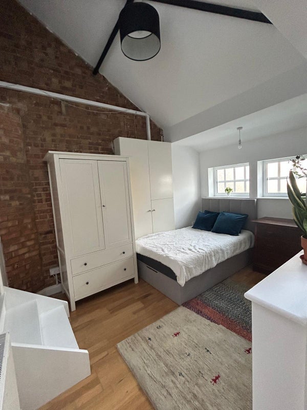 Room Combemartin Road in Greater London