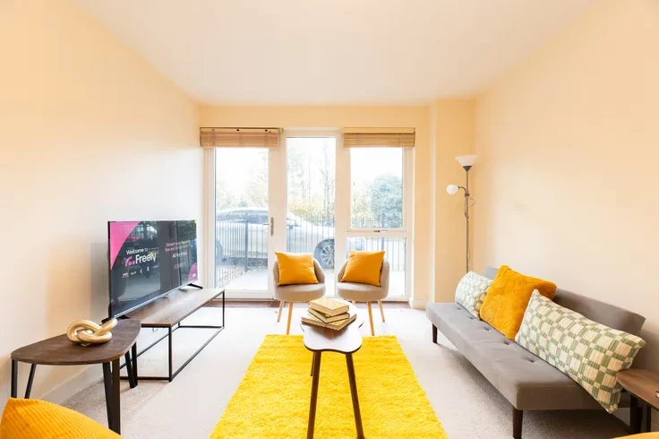 Flat Chronicle Avenue in Greater London