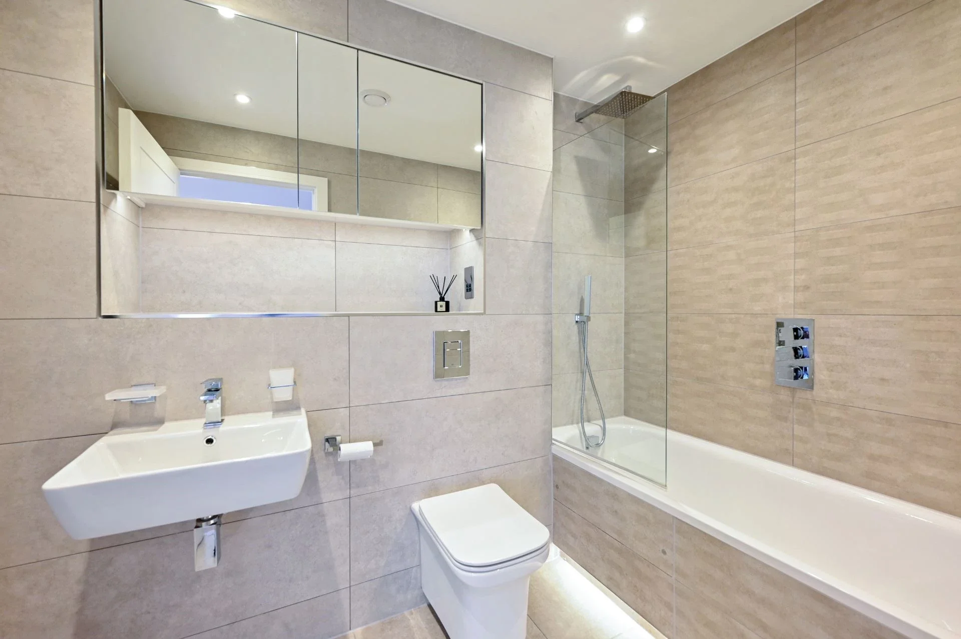 Flat Farnborough Road in Rushmoor