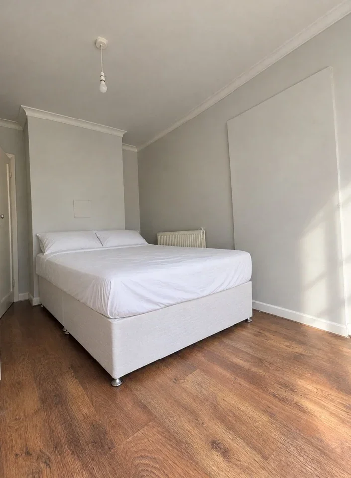 Room Sandown Way in Greater London