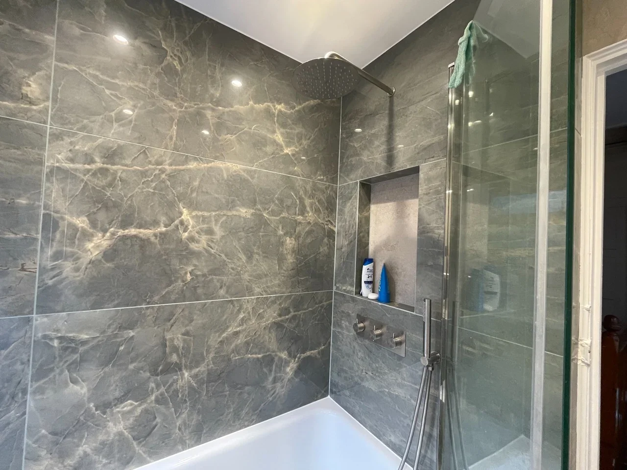 Room Sandown Way in Greater London