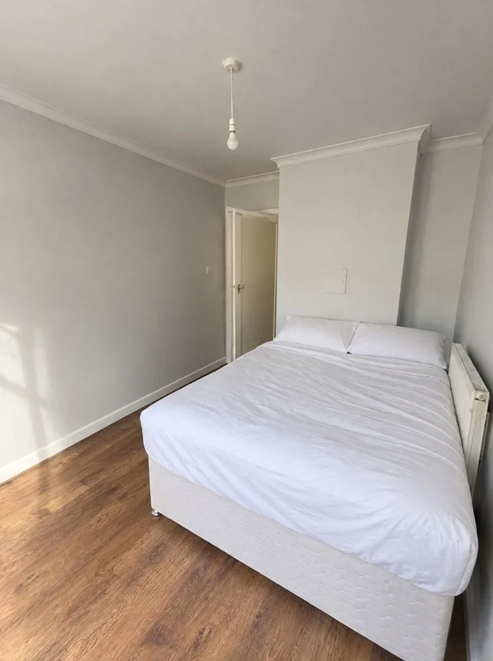 Room Sandown Way in Greater London