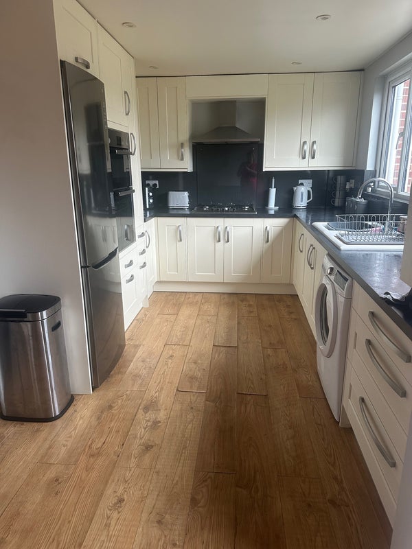 Room Willcox Avenue in West Suffolk