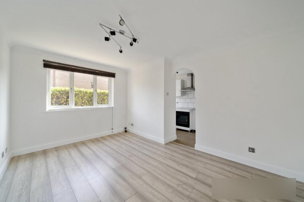 Flat Myers Lane in Greater London