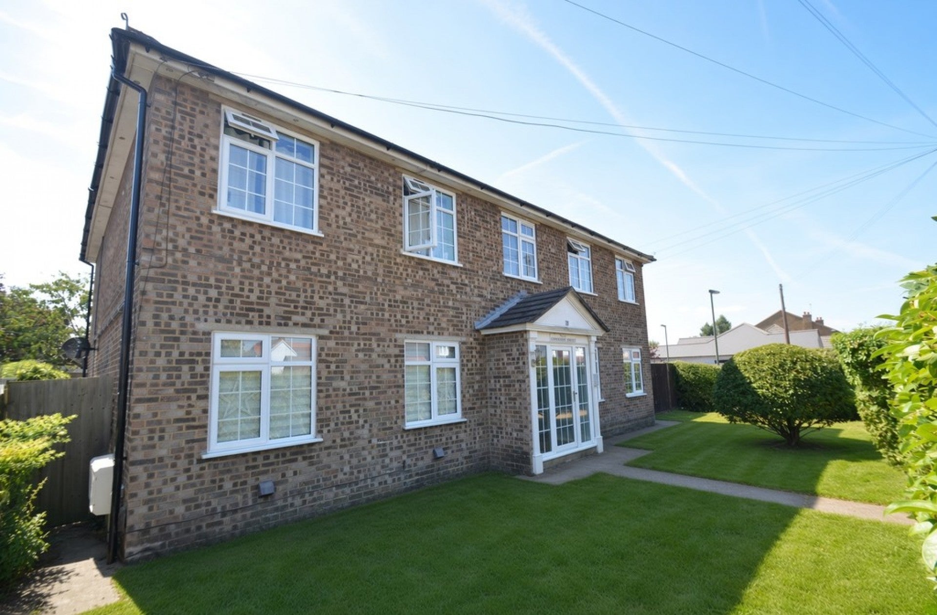 Flat Connaught Avenue in Borough of Spelthorne