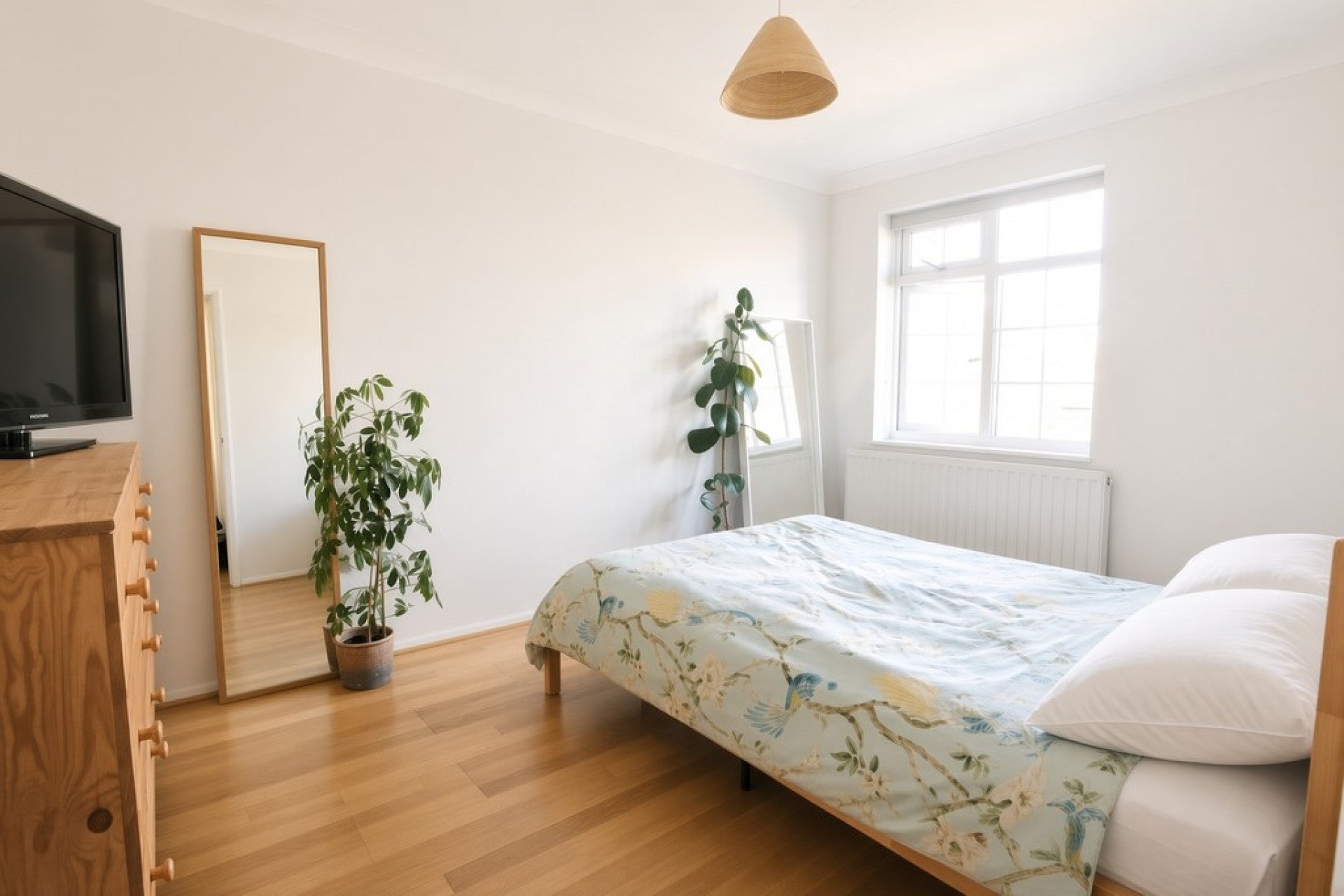 Flat Connaught Avenue in Borough of Spelthorne