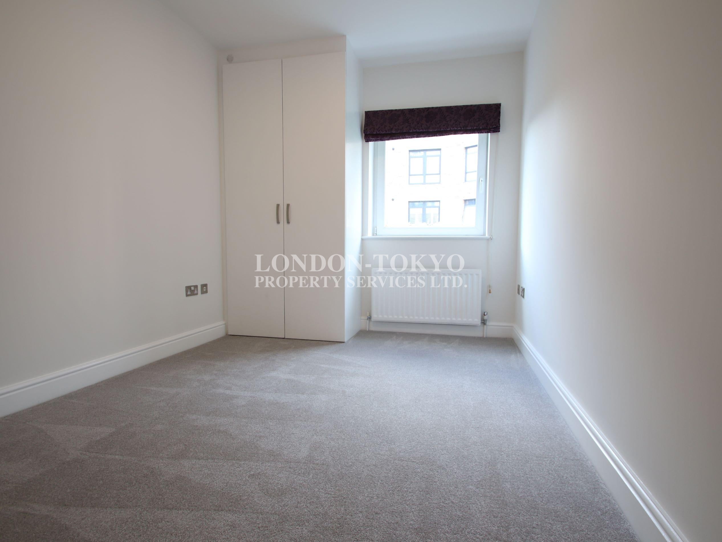 Flat Ballards Lane in Greater London