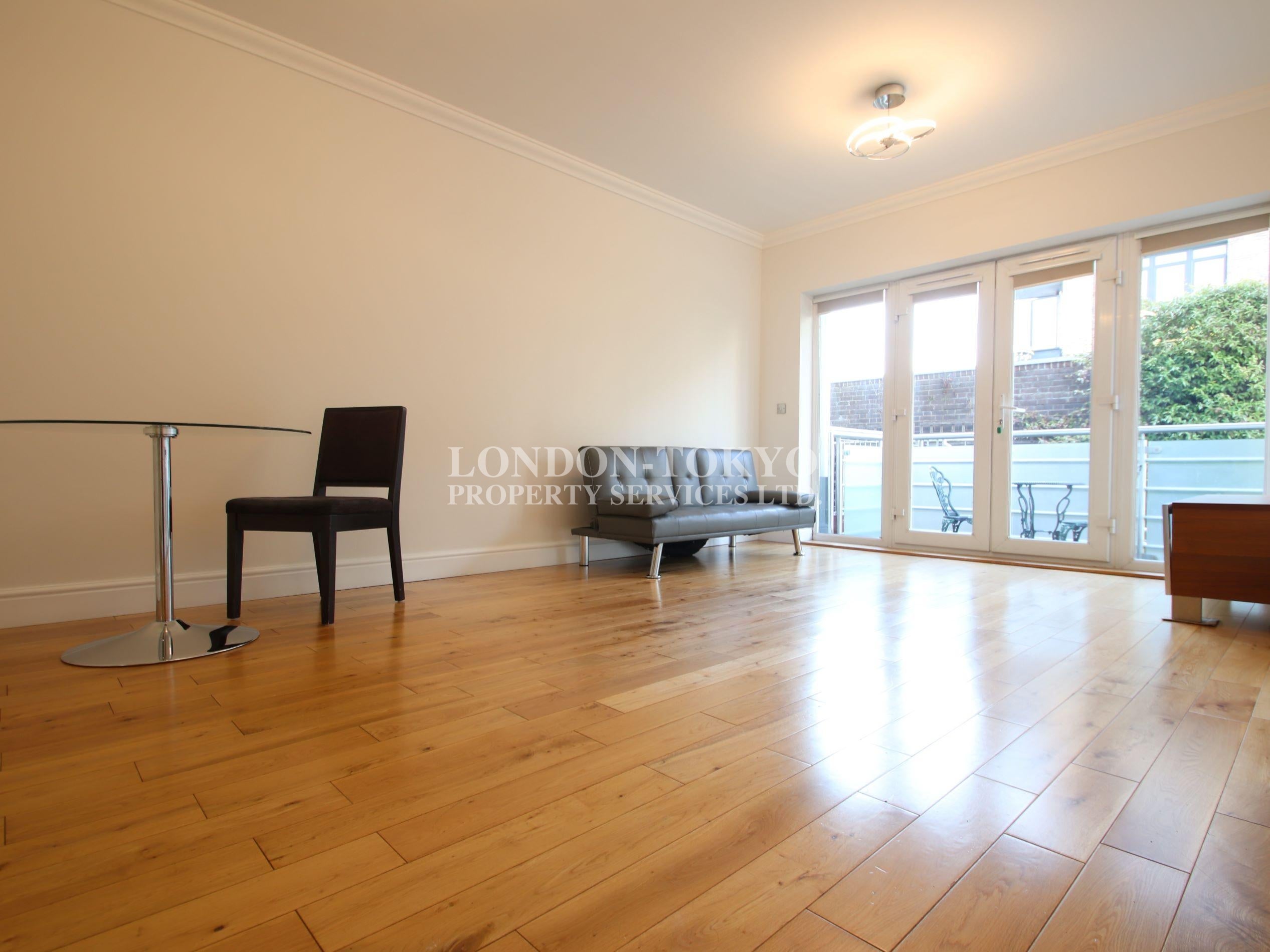 Flat Ballards Lane in Greater London