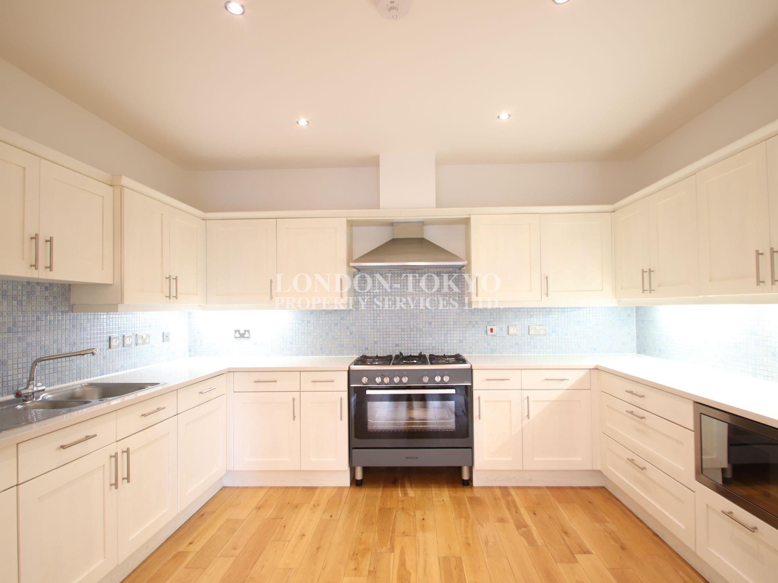Flat Ballards Lane in Greater London