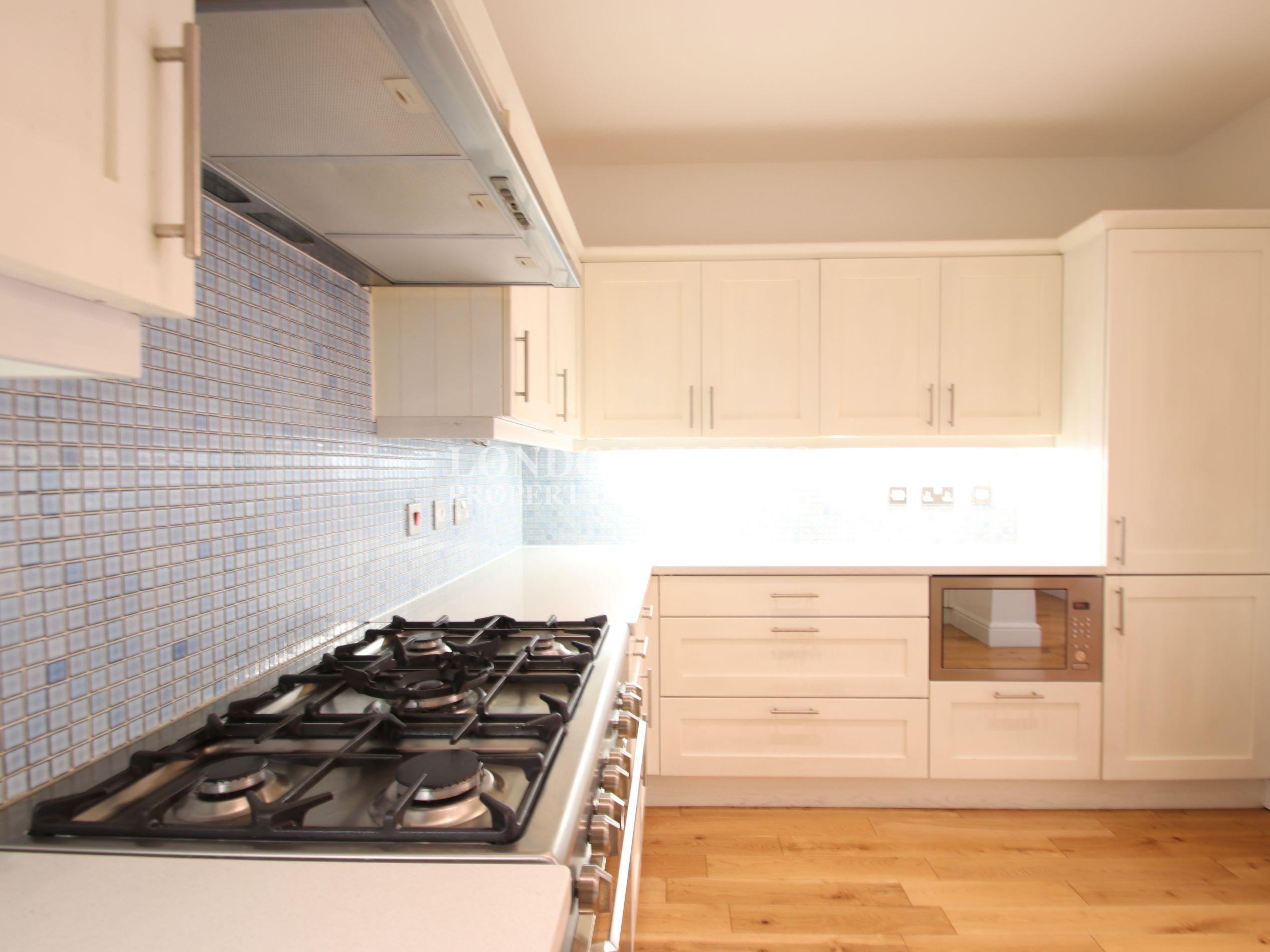 Flat Ballards Lane in Greater London