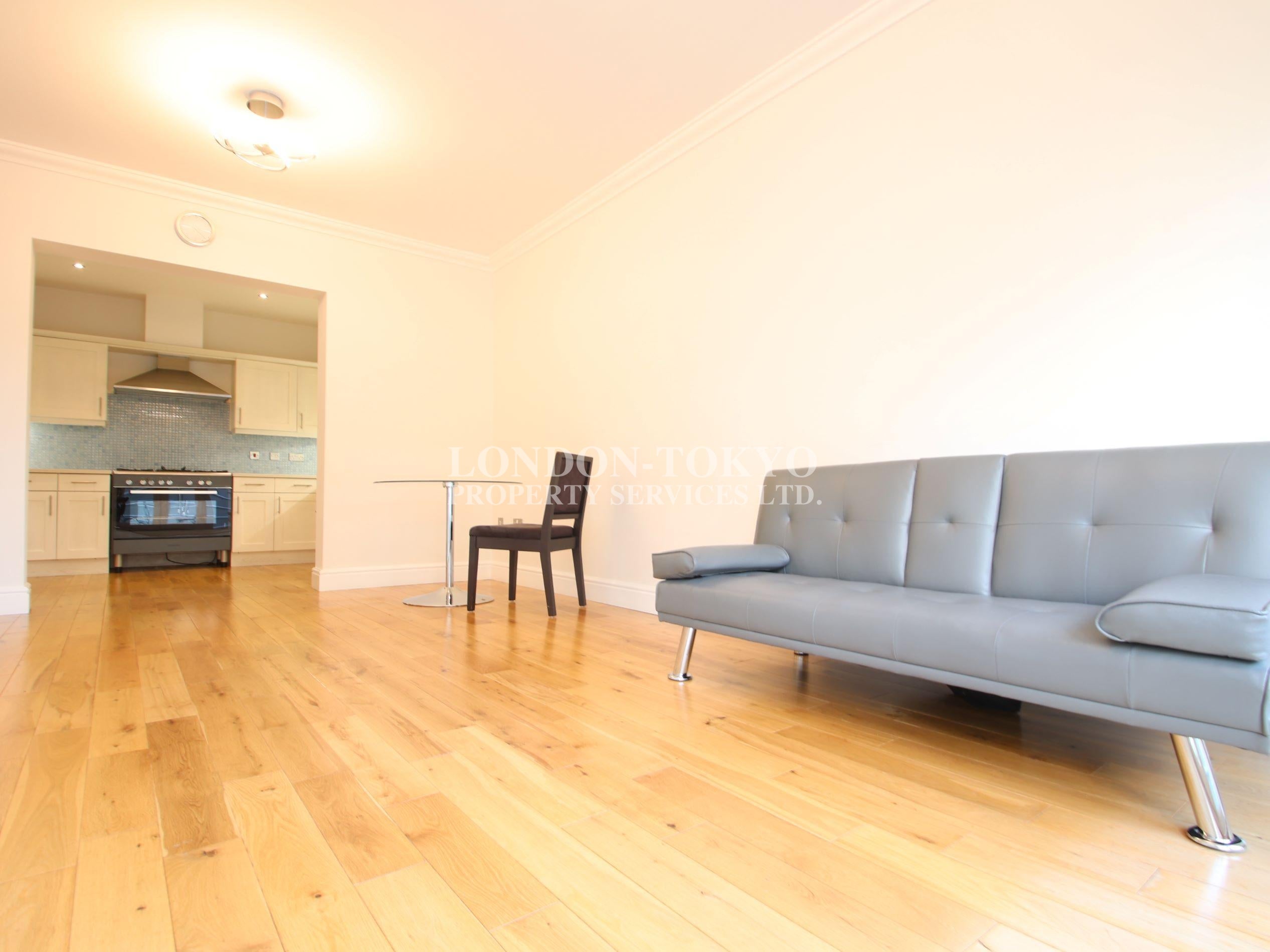 Flat Ballards Lane in Greater London