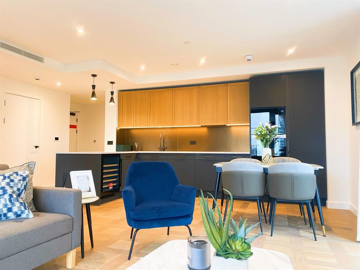 Flat Prusom Street in Greater London