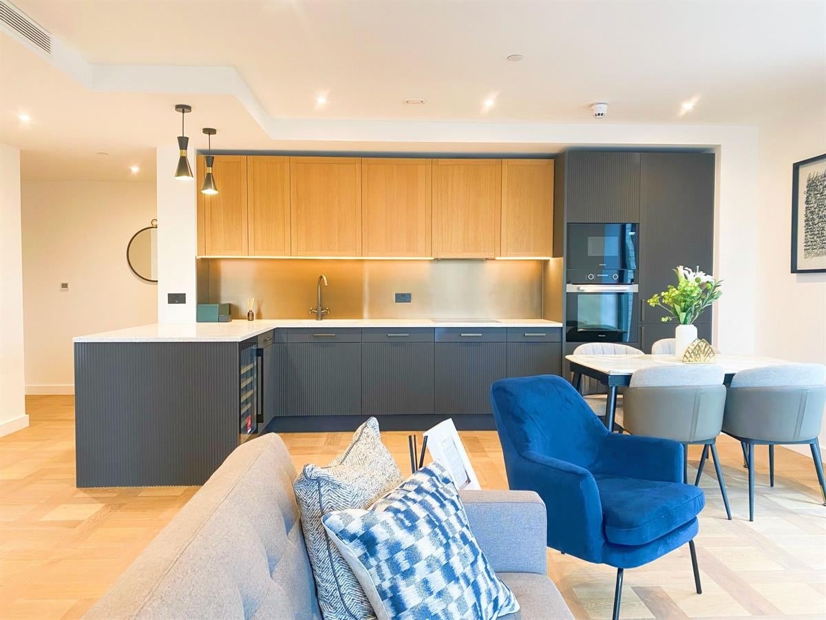 Flat Prusom Street in Greater London