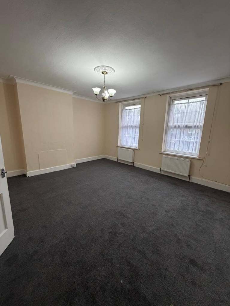 Flat Green Lane in Greater London
