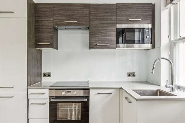 Flat Alleyn Court in City of Westminster