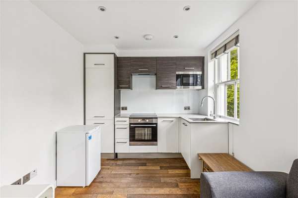 Flat Alleyn Court in City of Westminster