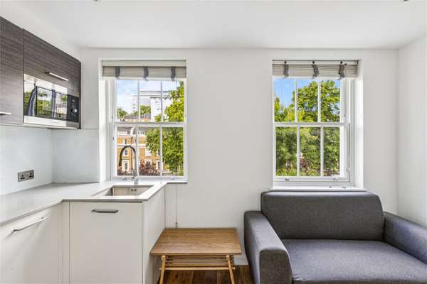Flat Alleyn Court in City of Westminster