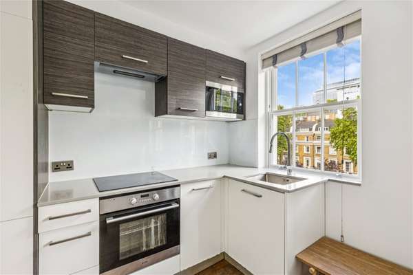 Flat Alleyn Court in City of Westminster