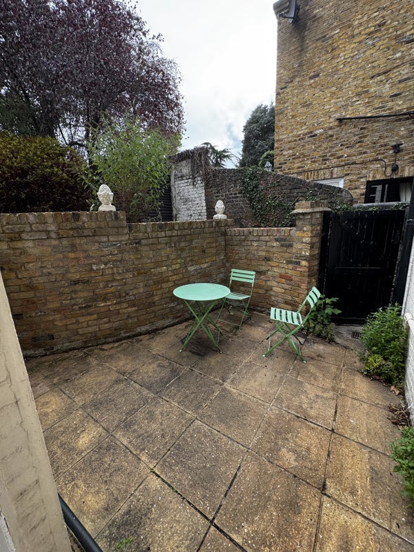 Room North Side Wandsworth Common in Greater London