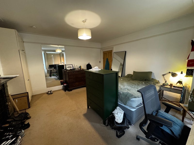 Room North Side Wandsworth Common in Greater London