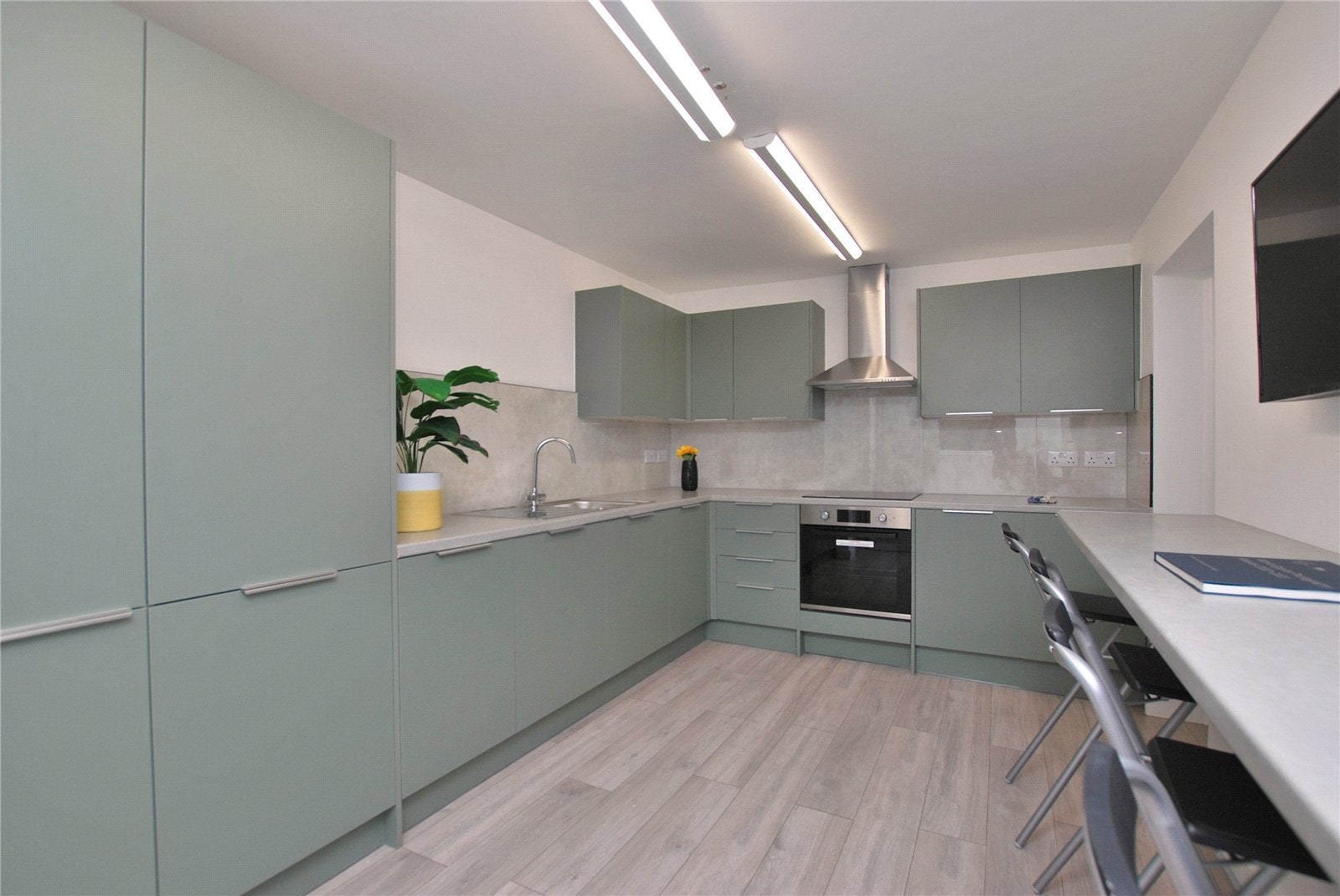 Room Broomfield in Guildford