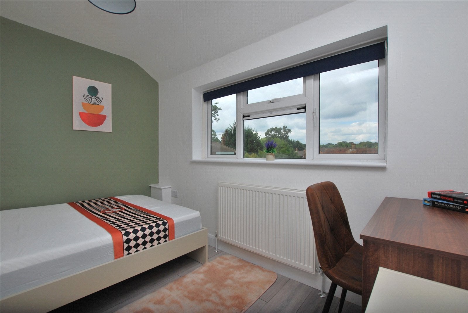 Room Broomfield in Guildford